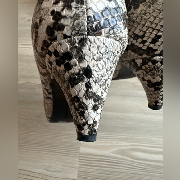 NWOT Worthington Faux Snakeskin low Booties - Picture 6 of 7